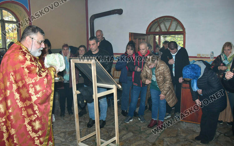 На Свети Мина миряни изпълниха едноименния храм край Димитровград