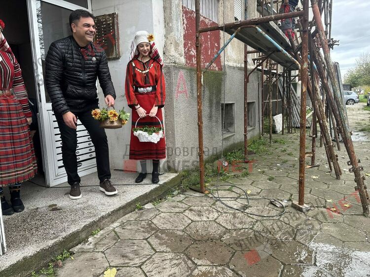 12 блока ще бъдат санирани в Димитровград, направиха първа копка