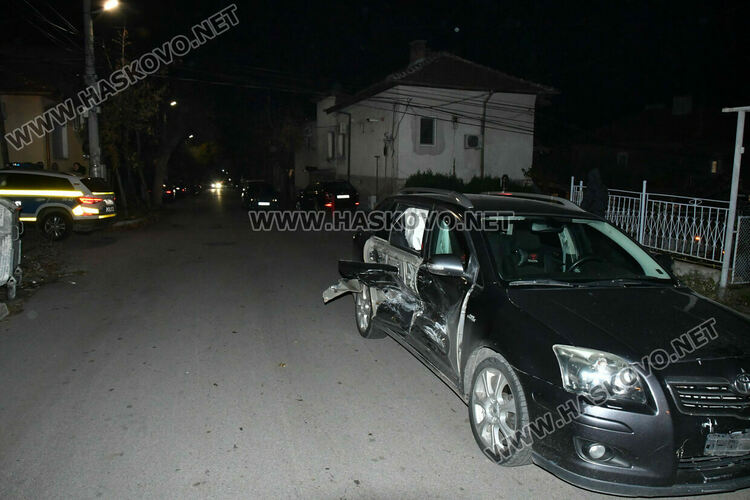 Две коли катастрофираха и разбиха електрическо табло на къща в Хасково