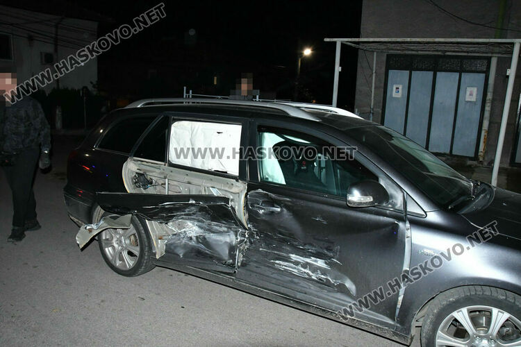Две коли катастрофираха и разбиха електрическо табло на къща в Хасково