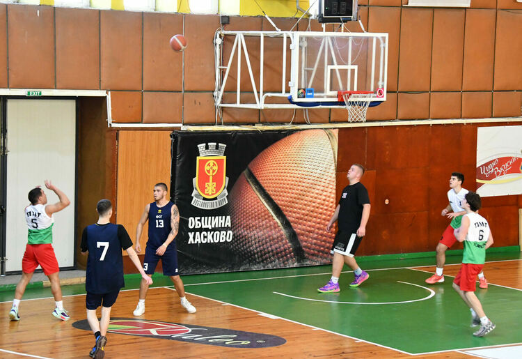 Баскетболистите на ПМГ отново са общински шампиони в Хасково 