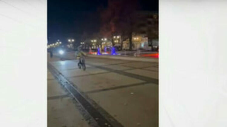 Тийнейджъри с кросови мотори „прелетяха“ през пешеходен площад в Перник