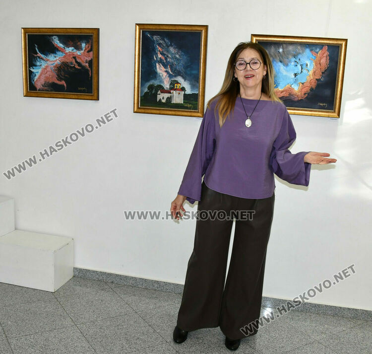 32 платна включва първата самостоятелна изложба на Златка Добрева 