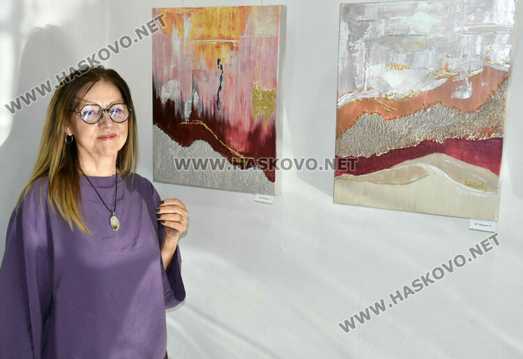 32 платна включва първата самостоятелна изложба на Златка Добрева 