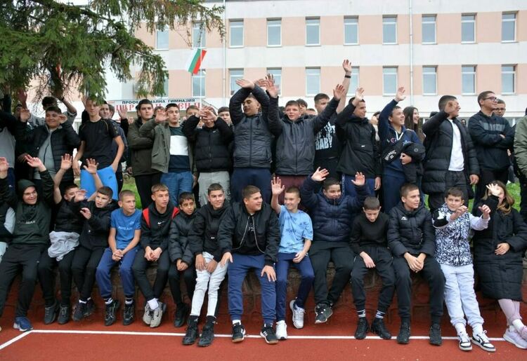 Откриха нова спортна площадка в професионалната гимназия " "Цар Иван Асен II"