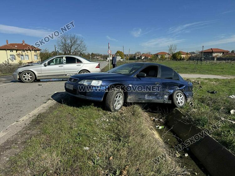 Двама са в болница след катастрофа край Узунджово