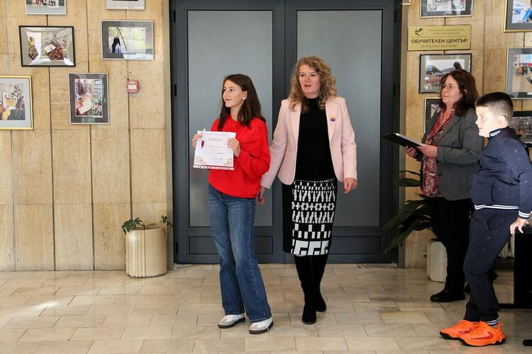 Фотоконкурсът „#СмолянЧете“ събра десетки почитатели на книгите и фотографията