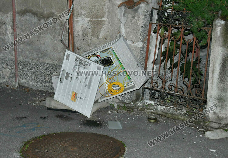 Две коли катастрофираха и разбиха електрическо табло на къща в Хасково