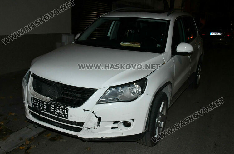 Две коли катастрофираха и разбиха електрическо табло на къща в Хасково