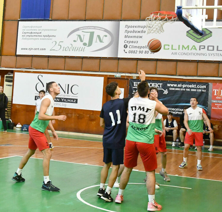 Баскетболистите на ПМГ отново са общински шампиони в Хасково 