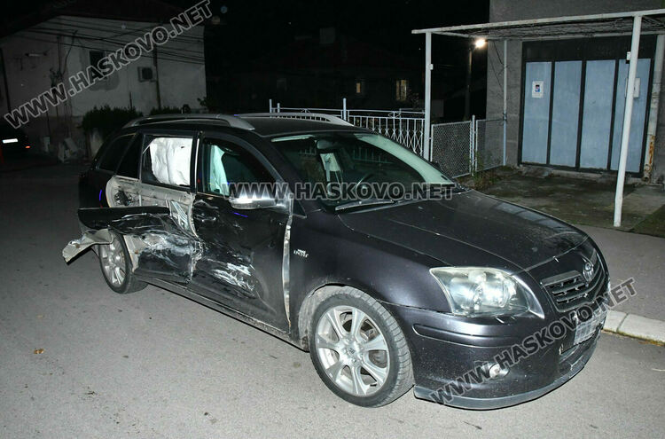 Две коли катастрофираха и разбиха електрическо табло на къща в Хасково