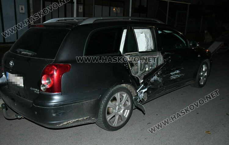 Две коли катастрофираха и разбиха електрическо табло на къща в Хасково