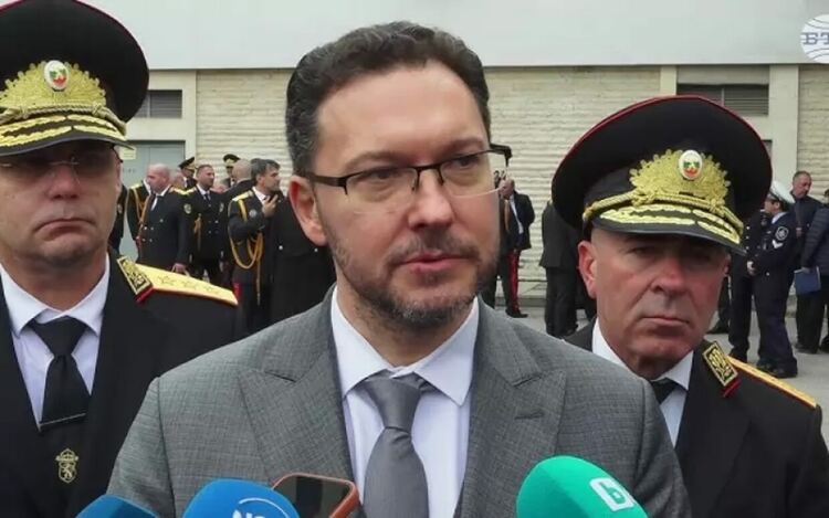 Обграденият от главния секретар на МВР и от шефа на полицията вътрешен министър обяснява, че ще има оптимизация във ведомството