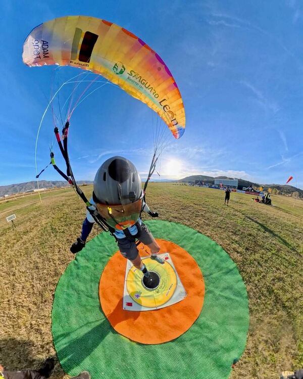 Парапланеристи от страната и чужбина в надпревара по целно кацане на бившото летище край Узунджово 