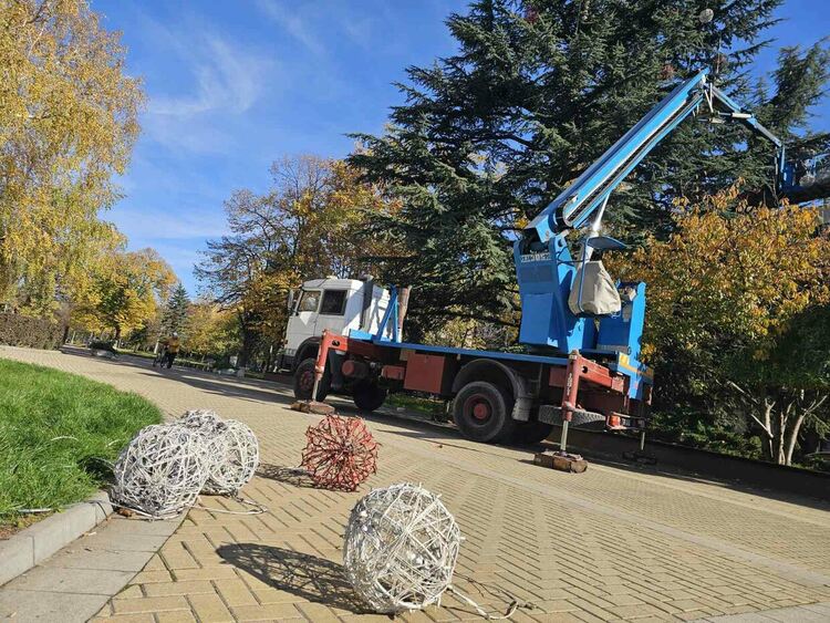 Тече усилена профилактика на Коледното дърво и коледното осветление в Димитровград