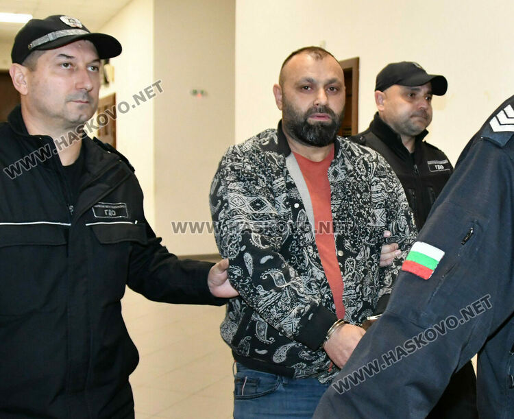 Оставиха в ареста турски шофьор на тир, издирван за каналджийство от властите в Германия