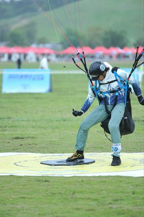 Парапланеристи от страната и чужбина в надпревара по целно кацане на бившото летище край Узунджово 