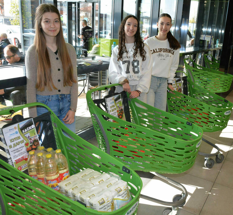 Снимките са архивни от миналогодишната акция в „Хаско маркет“, с изключение на тази с актуалната брошура за 15. 11. 2025 година