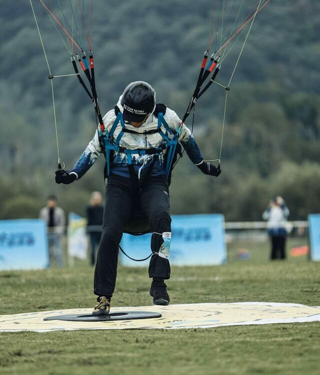 Парапланеристи от страната и чужбина в надпревара по целно кацане на бившото летище край Узунджово 
