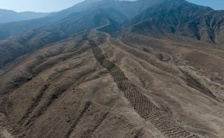 Мястото за първи път привлича вниманието на обществеността през 1933 г., когато в National Geographic се появявт въздушни снимки на изследователя Робърт Шипи, разкриващи змиевидна лента от дупки, издълбани в подножието на Андите. Местните хора отдавна наричали мястото Монте Сиерпе или "Змийската планина".