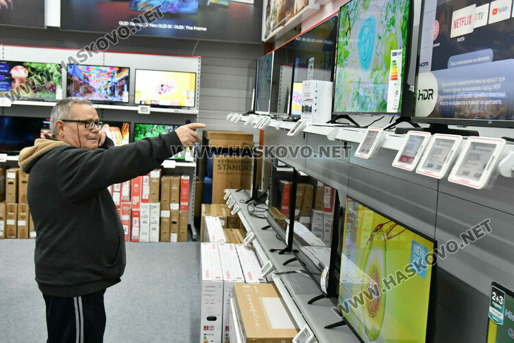 Черният петък дойде в големите вериги за техника в Хасково, ще продължи и в понеделник 