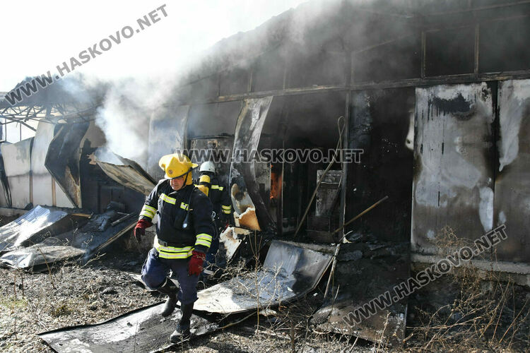 Овладяха голям пожар в бившия завод „Млада гвардия“ в Хасково