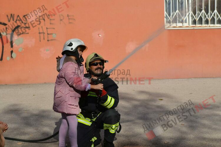 "Спасиха" директорка на училище през прозореца на 4-ия етаж по време на учебна евакуация в Димитровград