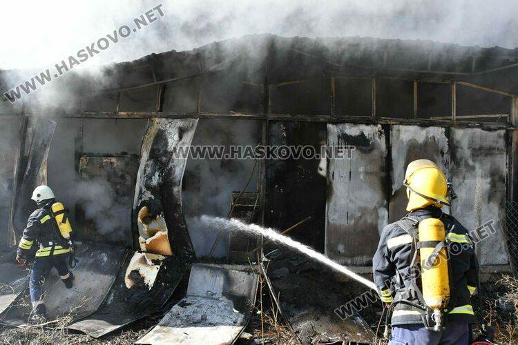 Овладяха голям пожар в бившия завод „Млада гвардия“ в Хасково