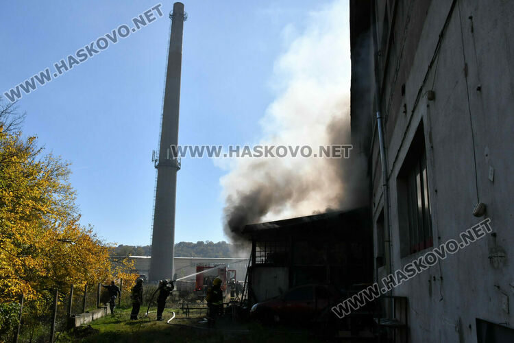 Овладяха голям пожар в бившия завод „Млада гвардия“ в Хасково