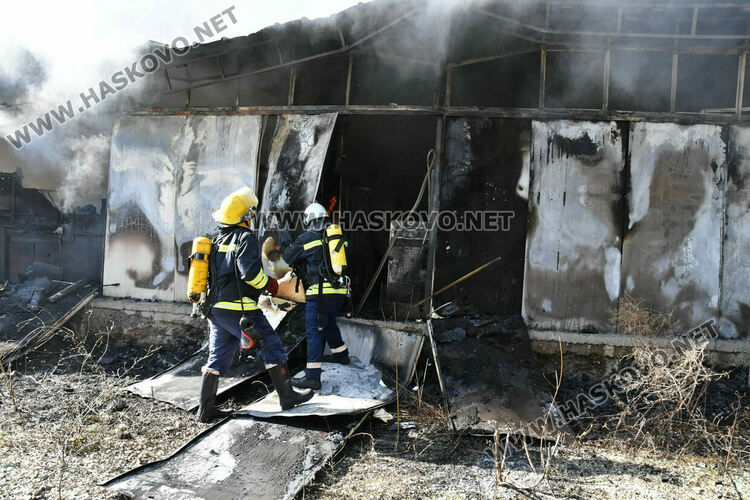 Овладяха голям пожар в бившия завод „Млада гвардия“ в Хасково