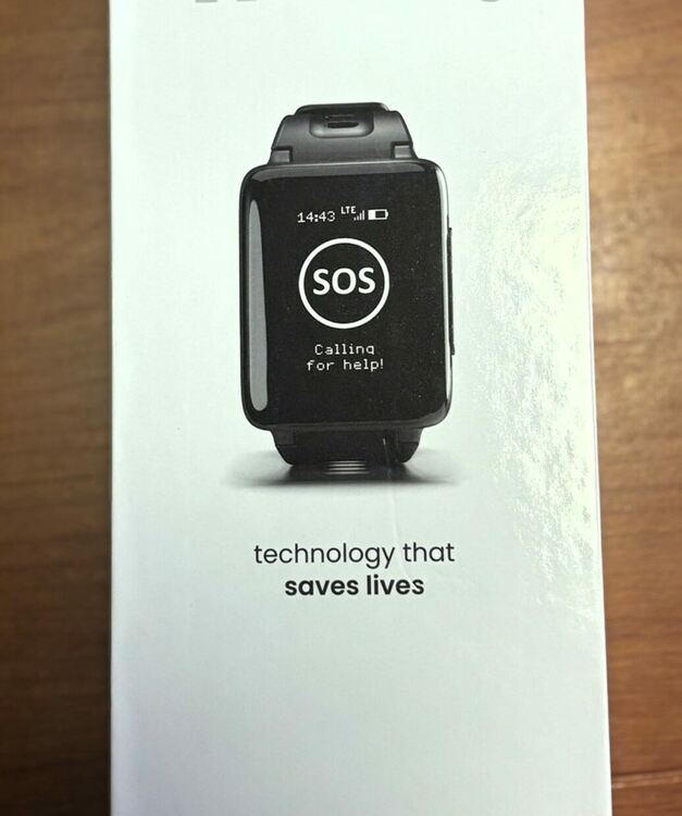 Възрастни хора от община Асеновград получиха безплатни "умни гривни"