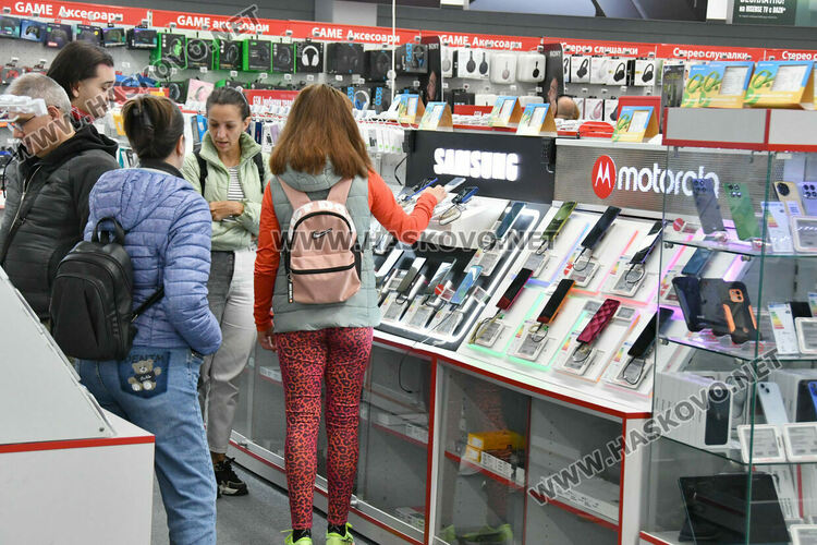 Черният петък дойде в големите вериги за техника в Хасково, ще продължи и в понеделник 