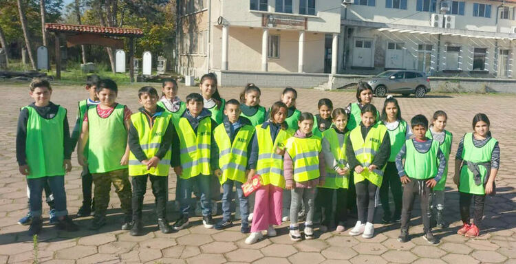 Деца изненадаха водачи с интересни послания