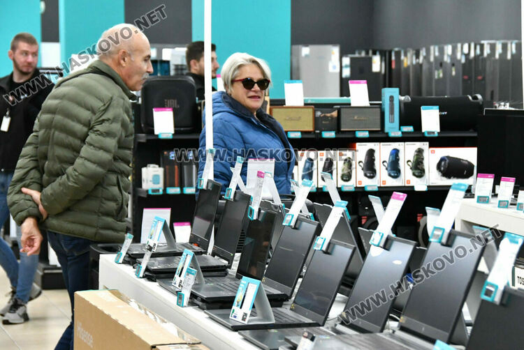 Черният петък дойде в големите вериги за техника в Хасково, ще продължи и в понеделник 