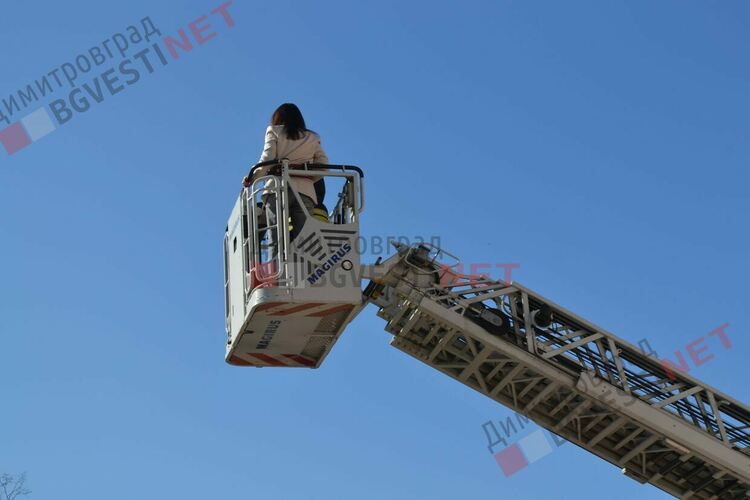 "Спасиха" директорка на училище през прозореца на 4-ия етаж по време на учебна евакуация в Димитровград