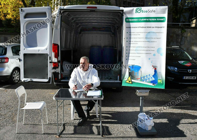Мобилен пункт приема опасни отпадъци на пл. „Спартак“ в Хасково