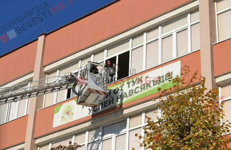 "Спасиха" директорка на училище през прозореца на 4-ия етаж по време на учебна евакуация в Димитровград