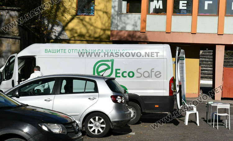 Мобилен пункт приема опасни отпадъци на пл. „Спартак“ в Хасково