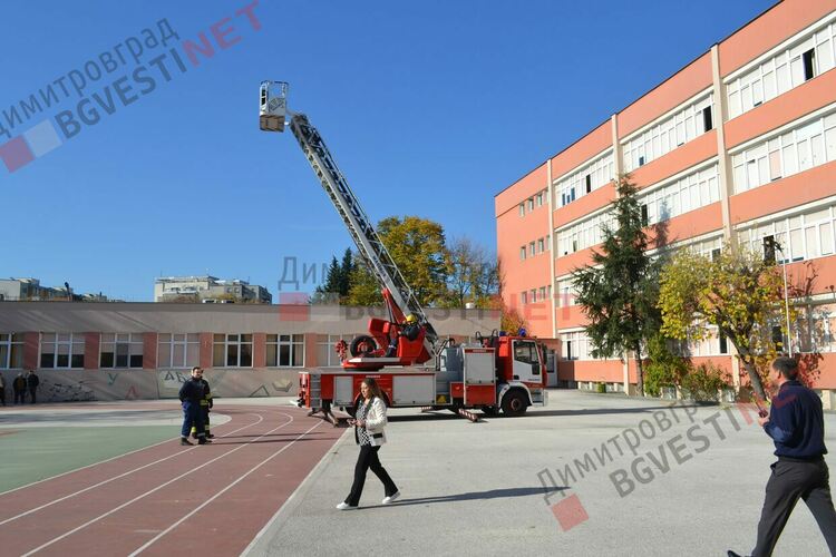 "Спасиха" директорка на училище през прозореца на 4-ия етаж по време на учебна евакуация в Димитровград