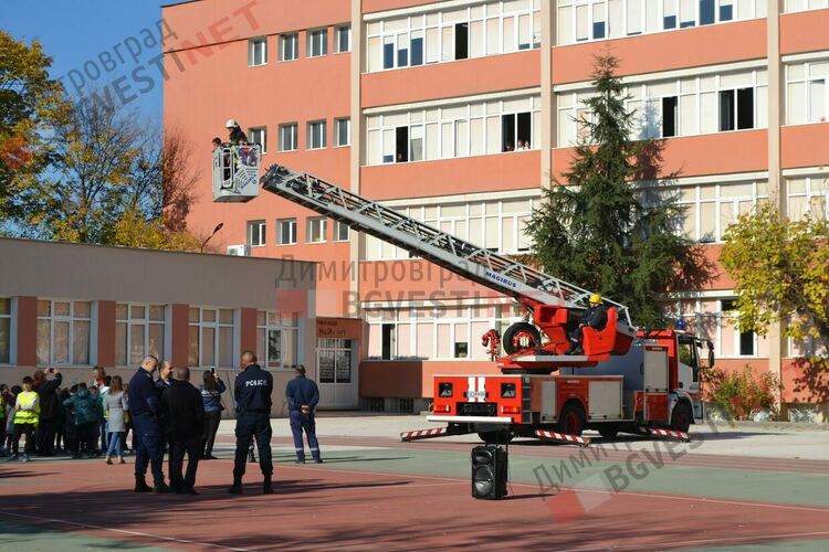 "Спасиха" директорка на училище през прозореца на 4-ия етаж по време на учебна евакуация в Димитровград