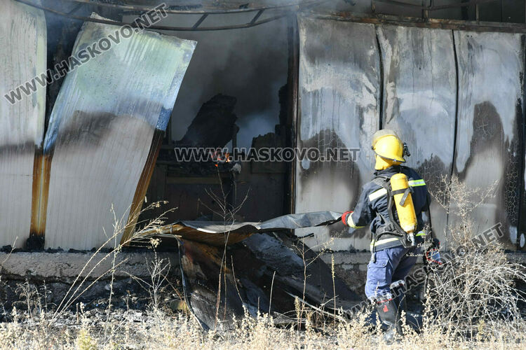 Овладяха голям пожар в бившия завод „Млада гвардия“ в Хасково