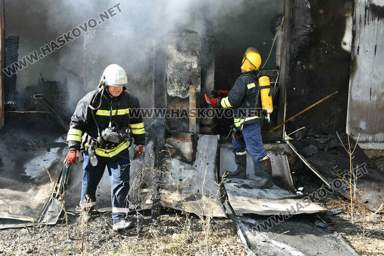 Овладяха голям пожар в бившия завод „Млада гвардия“ в Хасково