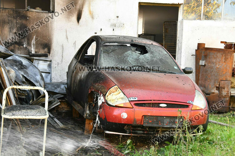 Овладяха голям пожар в бившия завод „Млада гвардия“ в Хасково