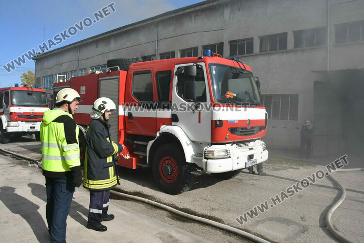 Овладяха голям пожар в бившия завод „Млада гвардия“ в Хасково