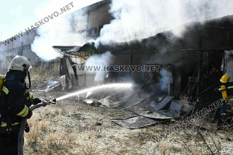 Овладяха голям пожар в бившия завод „Млада гвардия“ в Хасково