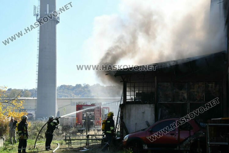 Овладяха голям пожар в бившия завод „Млада гвардия“ в Хасково