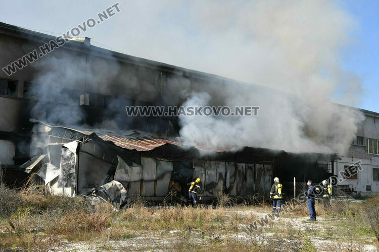 Овладяха голям пожар в бившия завод „Млада гвардия“ в Хасково