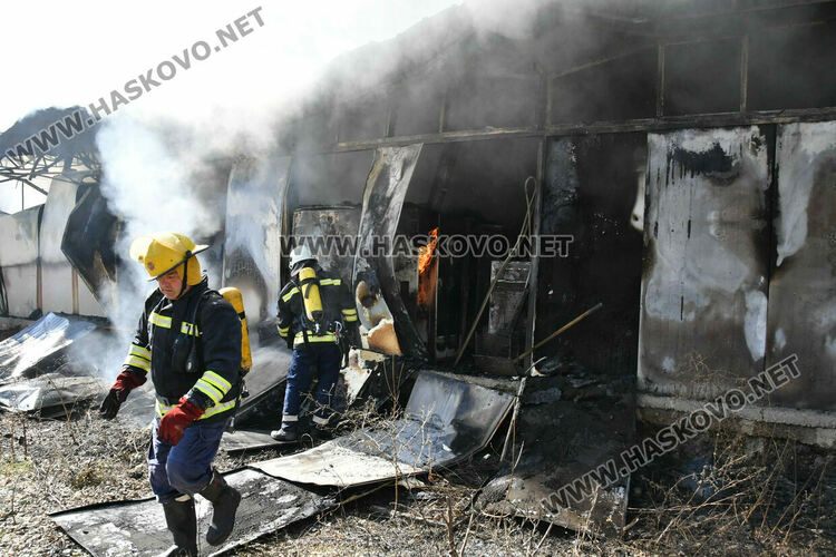 Овладяха голям пожар в бившия завод „Млада гвардия“ в Хасково