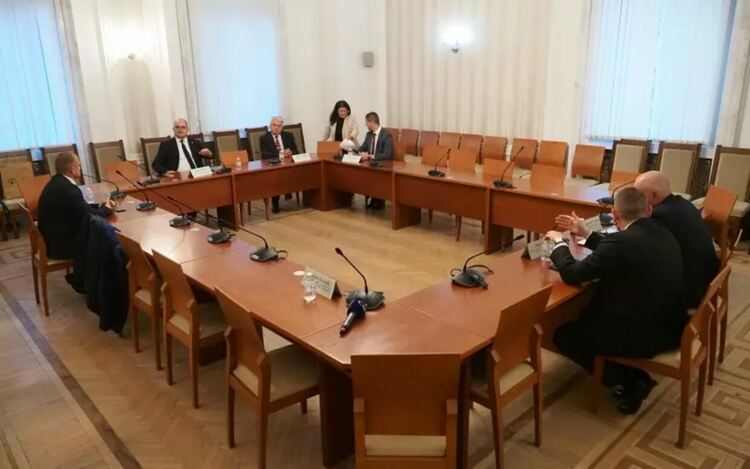 Заседанията на комисията се провалят, защото заради отсъствието на управляващите няма кворум. Този път управляващите дойдоха и пак провалиха заседанието.