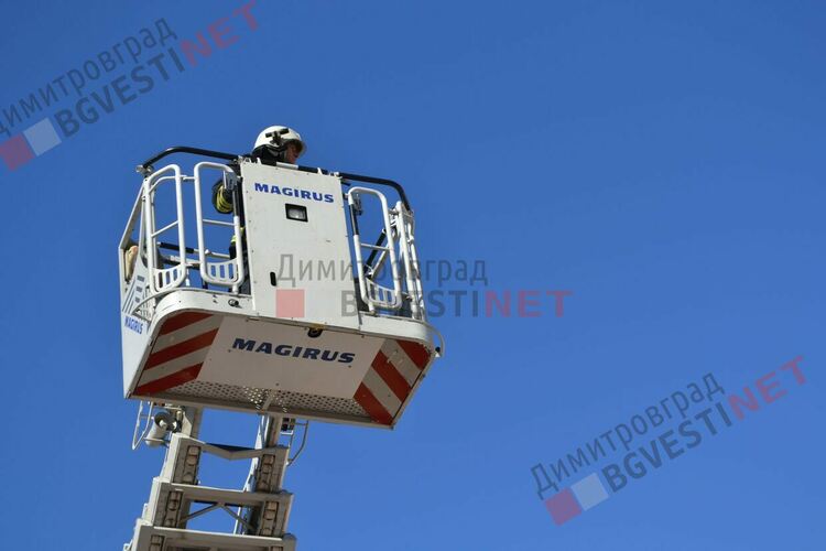 "Спасиха" директорка на училище през прозореца на 4-ия етаж по време на учебна евакуация в Димитровград